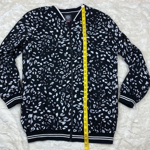Vince Camuto animal print black and white zip up jacket - Picture 11 of 12